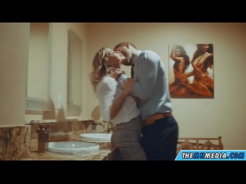 ❤️ Kung ang usa ka busty blonde naghaylo kanimo sa usa ka publiko nga kasilyas kualidad nga sex sa amon ❌❤